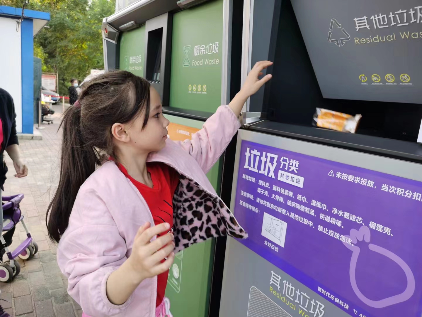 高科技與高顏值并存的智能垃圾分類箱，你身邊有了嗎？